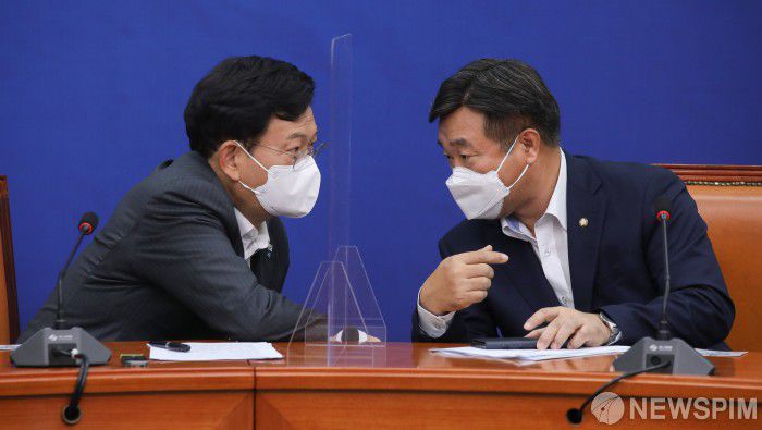 [서울=뉴스핌] 최상수 기자 = 송영길 더불어민주당 대표, 윤호중 원내대표가 27일 오전 서울 여의도 국회에서 열린 최고위원회의에서 대화를 나누고 있다. 2021.08.27 kilroy023@newspim.com