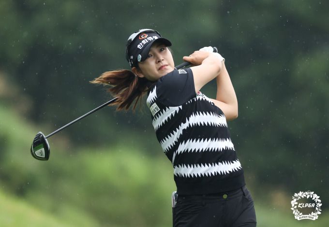스폰서 대회인 한화클래식 둘쨋날 선두권에 위치한 김지현. [사진= KLPGA]