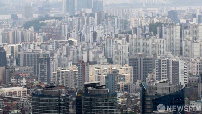 [서울=뉴스핌] 정일구 기자 = 서울 중구 남산에서 바라본 서울 일대 아파트 단지 모습. 2021.04.27 mironj19@newspim.com