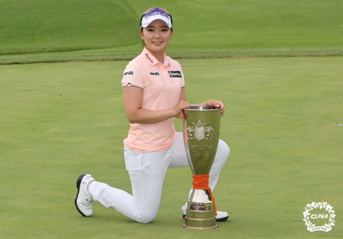한화클래식 우승 트로필와 함께 포즈를 취한 이다연. [사진= KLPGA]
