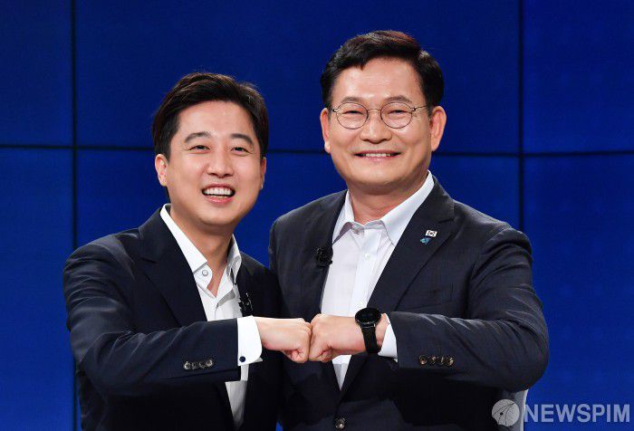 [서울=뉴스핌] 국회사진취재단 = 송영길 더불어민주당 대표와 이준석 국민의힘 대표가 지난달 21일 오후 서울 양천구 목동 SBS 방송센터에서 진행된 '주영진의 뉴스브리핑' 당대표 토론배틀을 마친 후 기념촬영을 하고 있다. 2021.07.21 photo@newspim.com