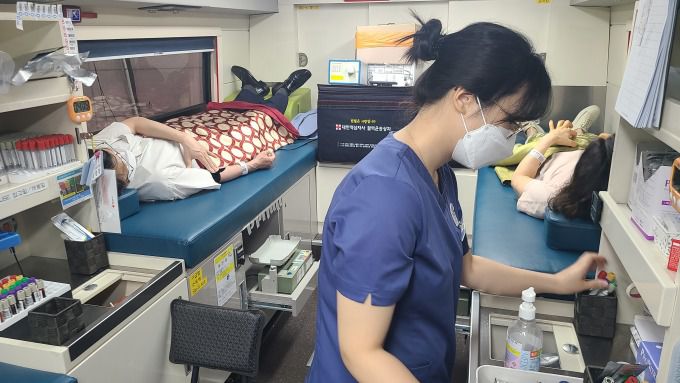 농협 창립 60주년을 맞아 혈액 수급으로 어려움을 겪고 있는 수 많은 환자들에게 사랑의 생명나눔 실천을 하고 있는 농협 임직원들[사진=농협중앙회 안성시지부]2021.06.16 krg0404@newspim.com