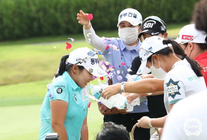 우승 확정후 동료들로부터 축하 세레를 받는 김수지. [사진= KLPGA]