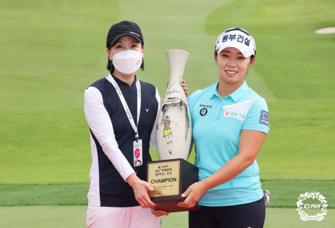 어머니와 함께 감격의 첫 우승 트로피를 들어올린 김수지. [사진= KLPGA]