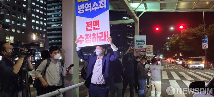 [서울=뉴스핌] 박성준 인턴기자 = 이날 이준석 국민의힘 대표가 서울 영등포구 여의대로에서 전국자영업자비대위 회원의 신종 코로나바이러스 감염증(코로나19)로 인한 고강도 사회적 거리두기 연장에 반발한 전국동시차량시위를 응원하고 있다. 2021.09.08. parksj@newspim.com