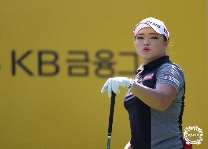 5타차 선두를 차지해 통산 15승에 성큼 다가선 장하나. [사진= KLPGA]