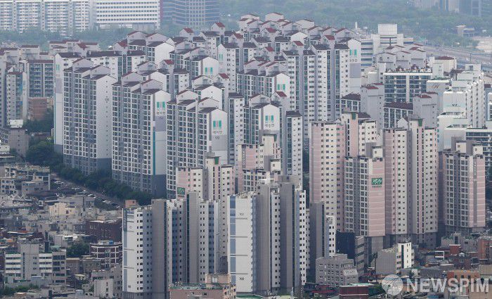 [서울=뉴스핌] 정일구 기자 = 서울 중구 남산에서 바라본 서울 일대 아파트 단지 모습. 2021.04.27 mironj19@newspim.com