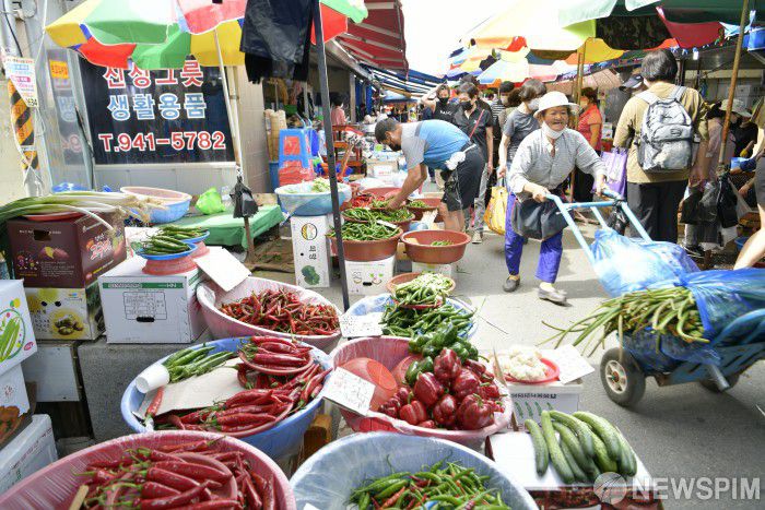 [광주=뉴스핌] 전경훈 기자 = 코로나19 상생 국민지원금 오프라인 신청 첫 날인 13일 오후 광주 광산구 송정 5일시장에 시민들로 붐비고 있다. 2021.09.13 kh10890@newspim.com