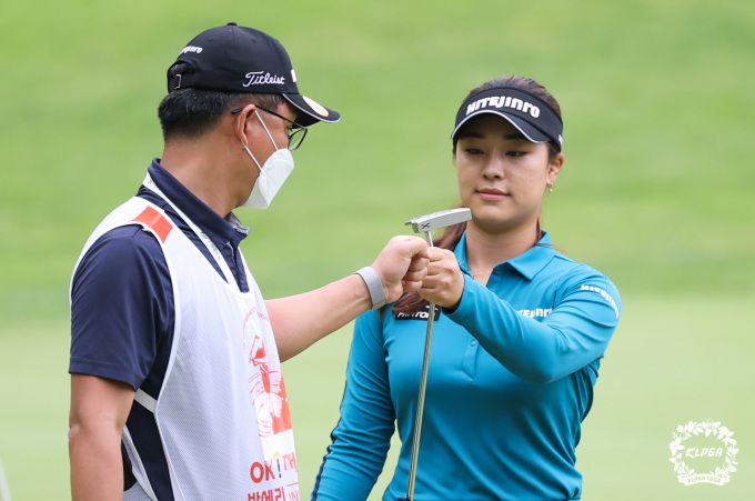 프로 데뷔후 첫 대회 첫날 상위권에 이름을 올린 윤이나. [사진= KLPGA]
