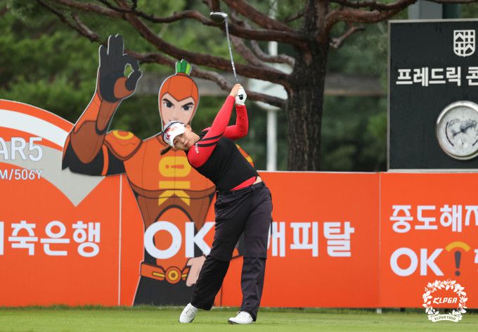 자신의 고향 청주에서 열린 대회에서 선두권을 차지한 김지영2. [사진= KLPGA]