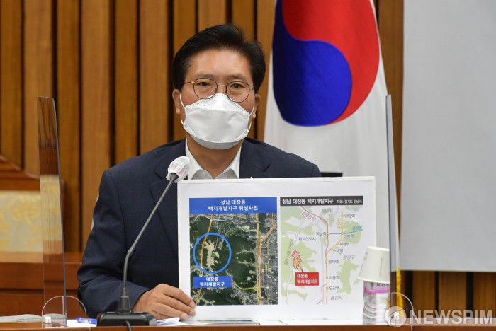 [서울=뉴스핌] 이형석 기자 = 송석준 국민의힘 대장동 게이트 진상조사TF 위원이 17일 국회에서 열린 원내대책회의에 참석, 모두발언을 하고 있다. 2021.09.17 leehs@newspim.com