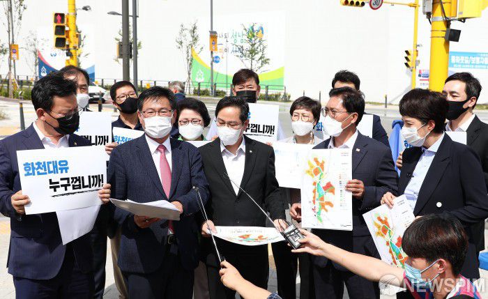 [성남=뉴스핌] 국회사진취재단 = 국민의힘 이재명 경기도지사 대장동 게이트 진상조사TF 이헌승 위원장이 16일 오후 성남시 대장동 현장을 둘러보며 발언하고 있다. (왼쪽부터)김형동, 이헌승 TF위원장, 박수영, 송석준, 김은혜 의원. 2021.09.16 photo@newspim.com