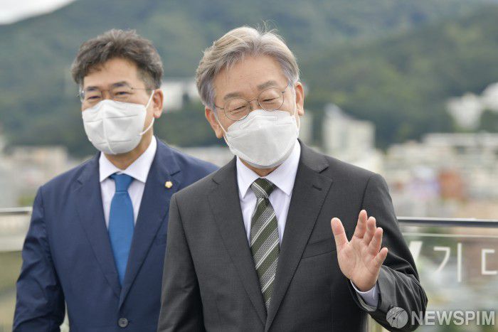 [광주=뉴스핌] 전경훈 기자 = 더불어민주당 대선주자인 이재명 경기지사가 17일 광주 전일빌딩245에서 취재진 질문에 답하고 있다. 2021.09.17 kh10890@newspim.com