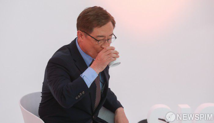 [서울=뉴스핌] 최상수 기자 = 지난 9일 서울 금천구 즐스튜디오에서 열린 '국민시그널' 국민의힘 대선 경선 후보 공개면접에서 최재형 예비후보가 물을 마시고 있다. 2021.09.09 kilroy023@newspim.com