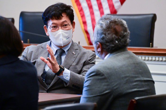 [서울=뉴스핌] 송영길 당대표가 22일(현지시간) 미국 워싱턴에 위치한 상원의원 사무소에서 아미 베라(Ami Bera) 하원의원과 대화를 나누고 있다. [사진=더불어민주당] 2021.09.23 photo@newspim.com