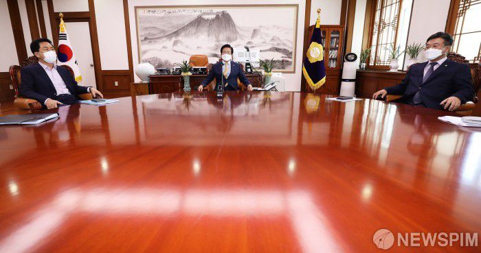 [서울=뉴스핌] 이형석 기자 = 박병석 국회의장과 윤호중 더불어민주당 원내대표, 김기현 국민의힘 원내대표가 지난 27일 오전 국회에서 열린 여야 원내대표 회동에서 각자 자리하고 있다. 양당 원내대표는 이 자리에서 언론중재법 본회의 상정 여부를 놓고 최종 담판을 시도한다. 2021.09.27 leehs@newspim.com