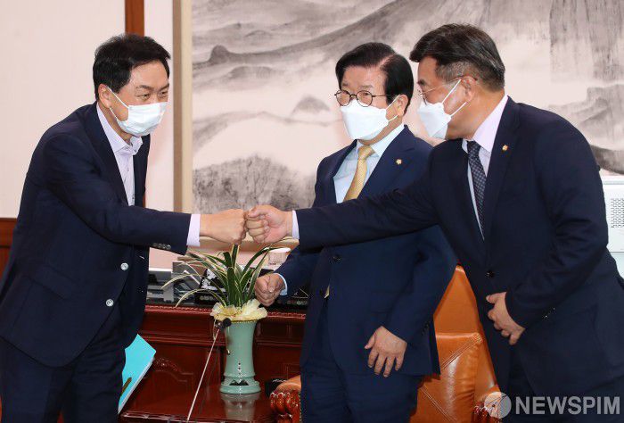 [서울=뉴스핌] 이형석 기자 = 윤호중 더불어민주당 원내대표와 김기현 국민의힘 원내대표가 27일 오전 국회에서 열린 여야 원내대표 회동에서 박병석 국회의장을 가운데 두고 주먹인사를 나누고 있다. 양당 원내대표는 이 자리에서 언론중재법 본회의 상정 여부를 놓고 최종 담판을 시도한다. 2021.09.27 leehs@newspim.com