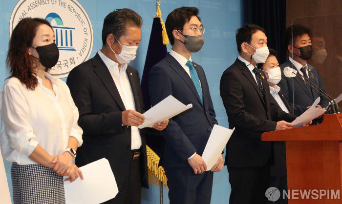 [서울=뉴스핌] 최상수 기자 = 더불어민주당 김용민 최고위원 등이 29일 국회 소통관에서 언론중재법 본회의 상정을 촉구하는 기자회견을 하고 있다. 왼쪽부터 이재정, 정청래, 장경태, 김용민, 문정복, 이규민 의원. 2021.09.29 kilroy023@newspim.com