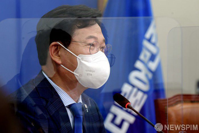 [서울=뉴스핌] 이형석 기자 = 송영길 더불어민주당 대표가 지난 27일 오전 서울 여의도 국회에서 열린 최고위원회의에서 모두발언을 하고 있다. 2021.09.27 leehs@newspim.com