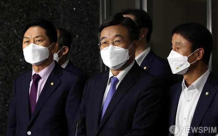 [서울=뉴스핌] 최상수 기자 = 윤호중 더불어민주당 원내대표(가운데)와 김기현 국민의힘 원내대표(왼쪽)가 29일 오후 국회 의장실에서 언론중재법과 관련해 박병석 국회의장과 회동을 마친 뒤 기자들의 질문을 받고 있다. 2021.09.29 kilroy023@newspim.com