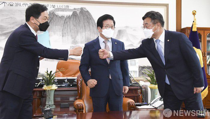 [서울=뉴스핌] 이형석 기자 = 윤호중 더불어민주당(오른쪽)-김기현 국민의힘 원내대표가 지난 28일 서울 여의도 국회 의장실에서 주먹인사를 하고 있다. 이날 여야 원내대표는 박병석 국회의장과 언론중재법 개정안 상정을 논의한다. 2021.09.28 leehs@newspim.com