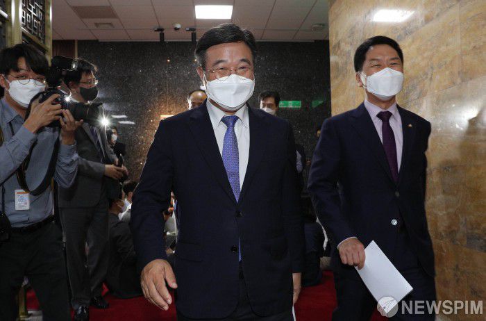 [서울=뉴스핌] 최상수 기자 = 윤호중 더불어민주당 원내대표(왼쪽)와 김기현 국민의힘 원내대표가 29일 오후 국회 의장실에서 언론중재법과 관련해 박병석 국회의장과 회동을 마친 뒤 돌아가고 있다. 2021.09.29 kilroy023@newspim.com