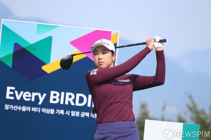 [포천= 뉴스핌] 김용석 기자 = 노예림(20·하나금융그룹)은 30일 경기도 포천 아도니스 컨트리클럽(파71)에서 열린 KLPGA 하나금융그룹 챔피언십 첫날, 이다연 이소미와 함께 오후 1시37분 1번홀에서 티샷했다. KLPGA 참가는 2년만이다. 2021.09.30 fineview@newspim.com 뉴스핌