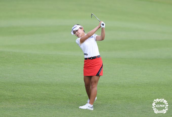 1타차 공동2위에 자리한 송가은. 그는 신인 첫 우승을 바라보고 있다. [사진= KLPGA]