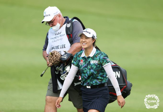 자신의 스폰서 대회에서 국내 대회 첫 우승을 바라보는 이민지. [사진= KLPGA]
