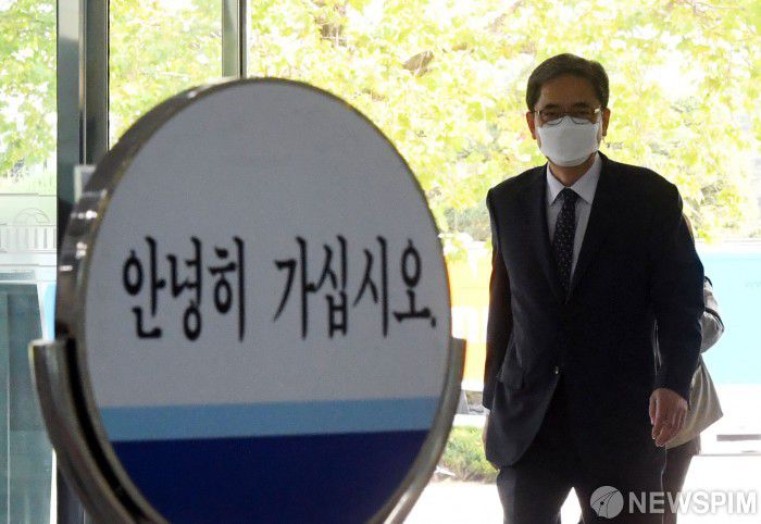 [서울=뉴스핌] 윤창빈 기자 = 무소속 곽상도 의원이 2일 오전 국회 소통관에서 '아들의 화천대유 퇴직금 50억원 논란' 과 관련해 의원직 사퇴 기자회견을 하기 위해 소통관으로 들어서고 있다. 2021.10.02 pangbin@newspim.com