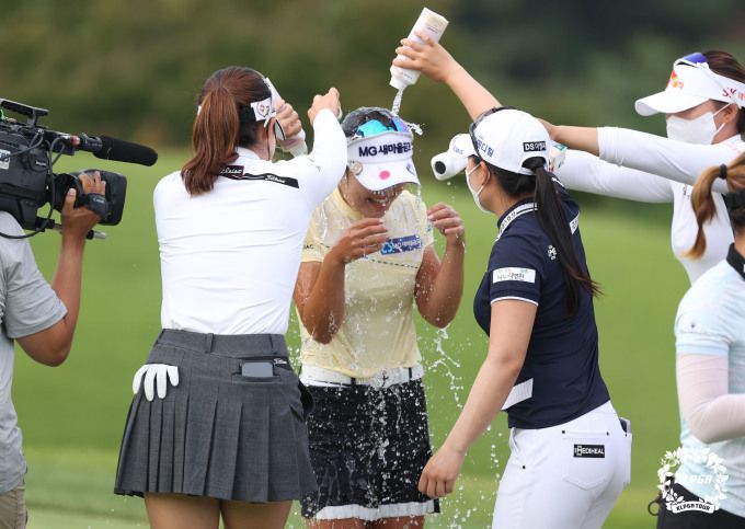 동료 선수들로부터 축하 물세례를 받는 송가은. [사진= KLPGA]