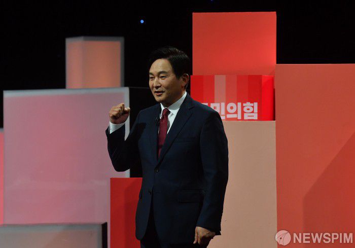 [서울=뉴스핌] 국회사진취재단 = 원희룡 국민의힘 대선 경선 후보가 5일 오후 서울 여의도 한국방송공사(KBS) 스튜디오에서 열린 제6차 방송토론회에서 인사말을 하고 있다. 2021.10.05 photo@newspim.com