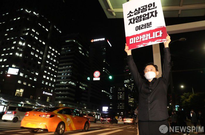 [서울=뉴스핌] 김학선 기자 = 원희룡 국민의힘 대선 예비후보가 9일 새벽 서울 영등포구 여의대로에서 정부의 사회적 거리두기 재연장 조치에 반발해 전국 동시 야간 차량시위를 하는 자영업자들을 응원하고 있다. 2021.09.09 yooksa@newspim.com