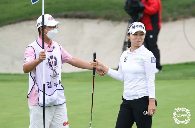 한달만에 통산2승이자 메이저 첫 우승 트로피를 들어올린 김수지. [사진= KLPGA]