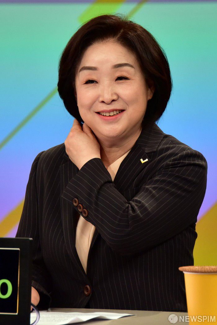 [서울=뉴스핌] 국회사진취재단 = 30일 서울 여의도 KBS에서 열린 정의당 대선경선 4차 방송토론회에서 심상정 후보가 토론 준비를 하고 있다. 2021.09.30 photo@newspim.com