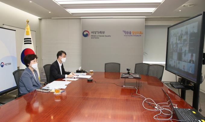 [서울=뉴스핌] 양진영 기자 = 정영애 여성가족부 장관이 13일(수) 오후 '제15차 청소년정책위원회'를 영상으로 개최하여 청소년 및 민간위원들과 함께 청소년정책 안건에 대해 논의하고 있다. [사진=여성가족부] 2021.10.13 jyyang@newspim.com