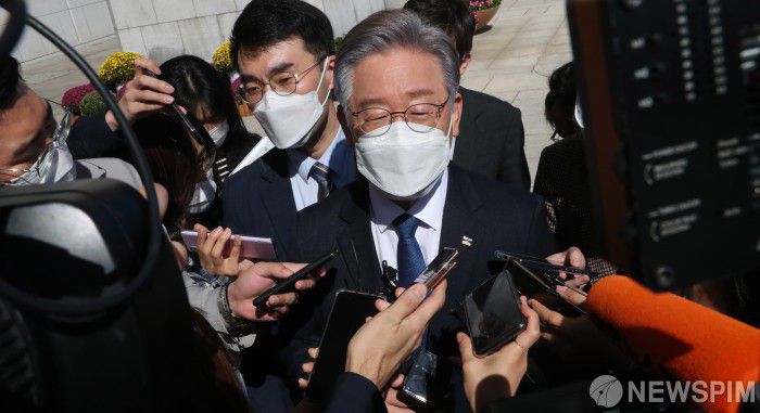 [서울=뉴스핌] 최상수 기자 = 더불어민주당 대선후보인 이재명 경기도지사가 13일 서울 여의도 국회에서 열린 대선후보-당대표-상임고문단 간담회에 참석한 뒤 기자들의 질문을 받으며 국회를 떠나고 있다. 2021.10.13 kilroy023@newspim.com