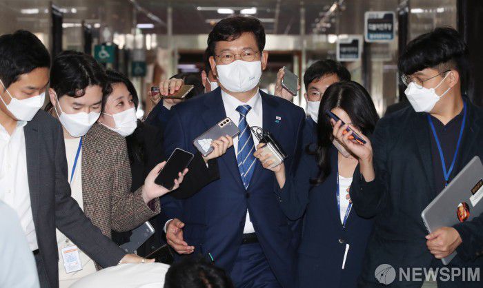 [서울=뉴스핌] 최상수 기자 = 더불어민주당 송영길 대표가 13일 서울 여의도 국회에서 열린 비공개 당무위원회의에 참석하며 기자들의 질문에 답하고 있다. 2021.10.13 kilroy023@newspim.com