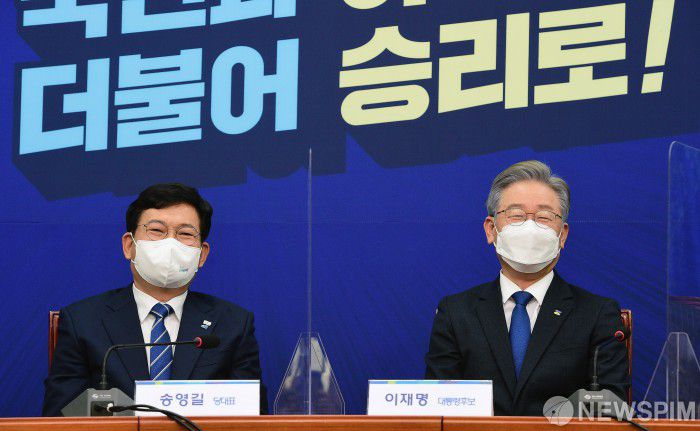 [서울=뉴스핌] 김학선 기자 = 송영길 더불어민주당 대표와 이재명 대통령 후보가 13일 국회에서 열린 대통령 후보-당대표-상임고문단 간담회에서 미소를 짓고 있다. 2021.10.13 yooksa@newspim.com