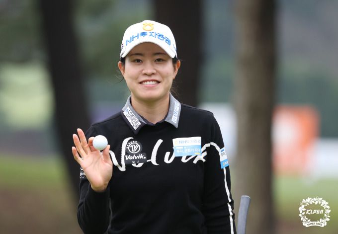 환한 표정을 짓고 있는 박민지. [사진= KLPGA]