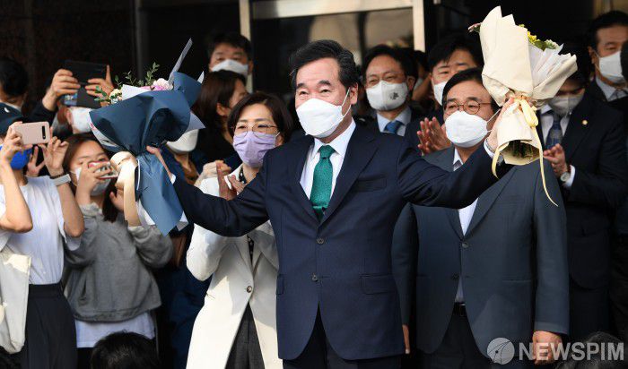 [서울=뉴스핌] 이형석 기자 = 더불어민주당 경선후보 이낙연 전 대표가 14일 서울 여의도 대산빌딩에서 열린 이낙연 필연캠프 해단식을 마친뒤 꽃다발을 들고 지지자들에게 인사하고 있다. 2021.10.14 leehs@newspim.com