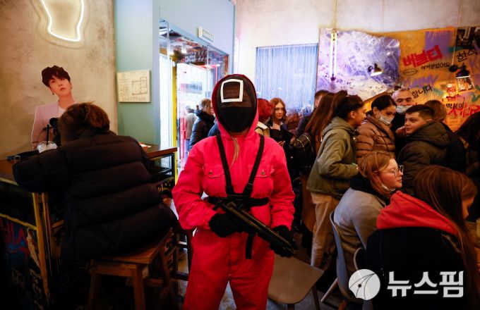 [모스크바 로이터=뉴스핌]김근철 기자=러시아 모스크바에 위치한 한국 카페 식당의 종업원이 15일(현지시간) 넷플릭스 드라마 '오징어 게임'  의상을 입고 손님을 맞고 있다.  2021.10.16 kckim100@newspim.com