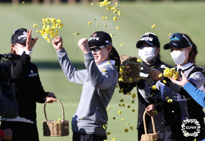 동료들에게 우승 축하 세리머니를 받는 이정민. [사진= KLPGA]