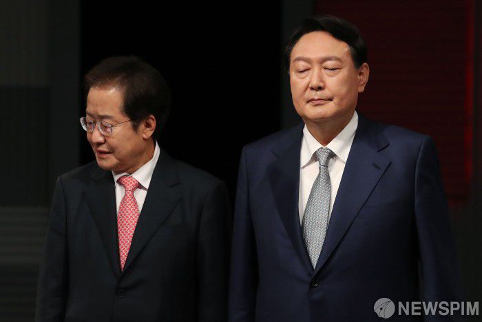 [서울=뉴스핌] 국회사진취재단 = 홍준표, 윤석열 국민의힘 대선 경선 후보가 지난 15일 서울 마포구 상암 MBC에서 국민의힘 대선 경선후보 일대일 맞수토론 전 포즈를 취하고 있다. 2021.10.15 photo@newspim.com