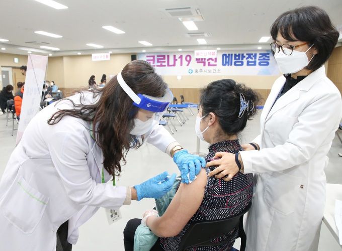 코로나 백신 접종. [사진= 충주시] 2021.09.27 baek3413@newspim.com