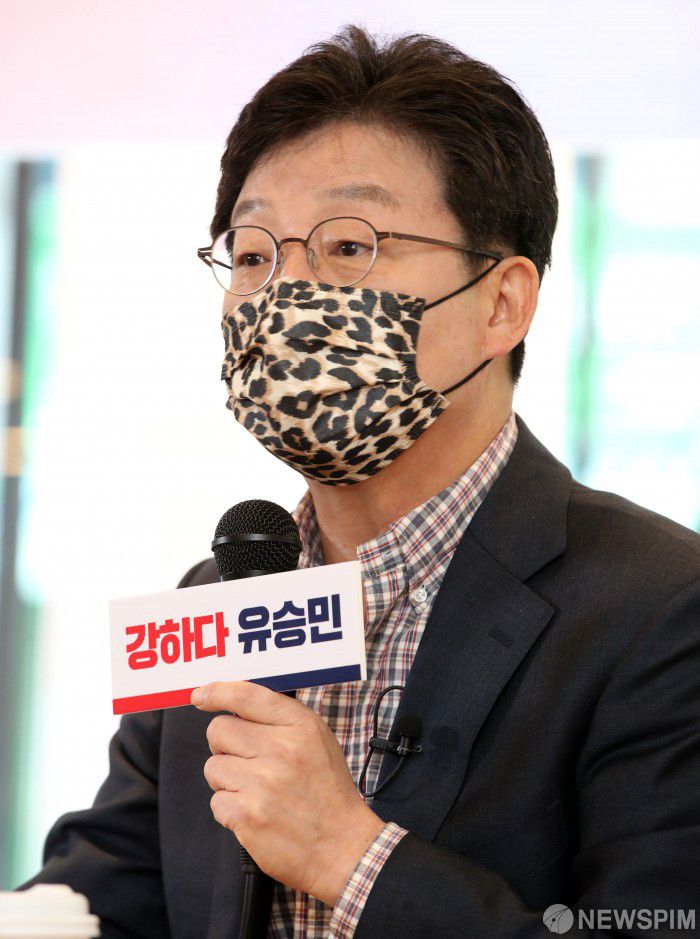 [서울=뉴스핌] 국회사진취재단 = 유승민 국민의힘 대선 경선후보가 24일 서울 여의도의 한 카페에서 열린 '2030 청년당원 간담회: 청년들의 집·밥·꿈이 피었습니다'에서 당원들의 질의에 답하고 있다. 2021.10.24 photo@newspim.com