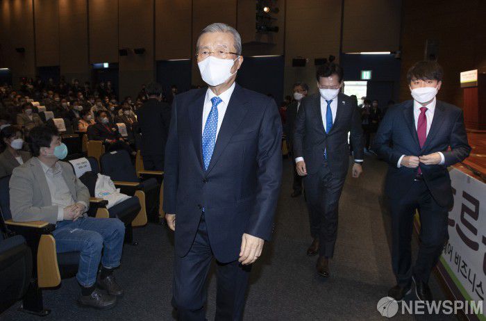[서울=뉴스핌] 이형석 기자 = 이준석 국민의힘 대표, 송영길 더불어민주당 대표, 김종인 전 국민의힘 비상대책위원장(오른쪽부터)이 지난 24일 서울 마포구 상암동 누리꿈 스퀘어 국제회의실에서 열린 '새로운물결(가칭)' 창당 발기인 대회에서 기념촬영을 위해 단상으로 나오고 있다. 2021.10.24 leehs@newspim.com