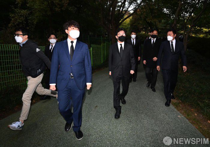 [서울=뉴스핌] 국회사진취재단 = 이준석 국민의힘 대표(왼쪽)와 유승민 대선 경선 후보가 26일 오전 서울 동작구 국립서울현충원의 고(故) 박정희 전 대통령의 묘소 참배를 마친 후 이동하고 있다. 2021.10.26 photo@newspim.com