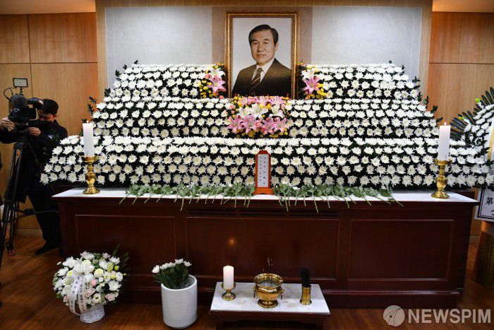 [서울=뉴스핌] 사진공동취재단 = 노태우 전 대통령이 향년 89세를 일기로 사망한 가운데 27일 빈소가 마련된 서울대병원 장례식장에서 조문객들이 조문하고 있다. 2021.10.27 photo@newspim.com