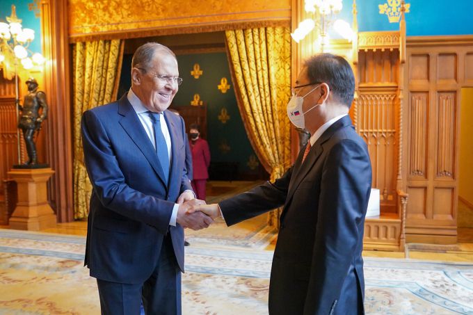 정의용 외교부 장관이 27일 세르게이 라브로프 러시아 외교장관과 회담을 갖기에 앞서 악수하고 있다. 2021.10.27 [사진=외교부]